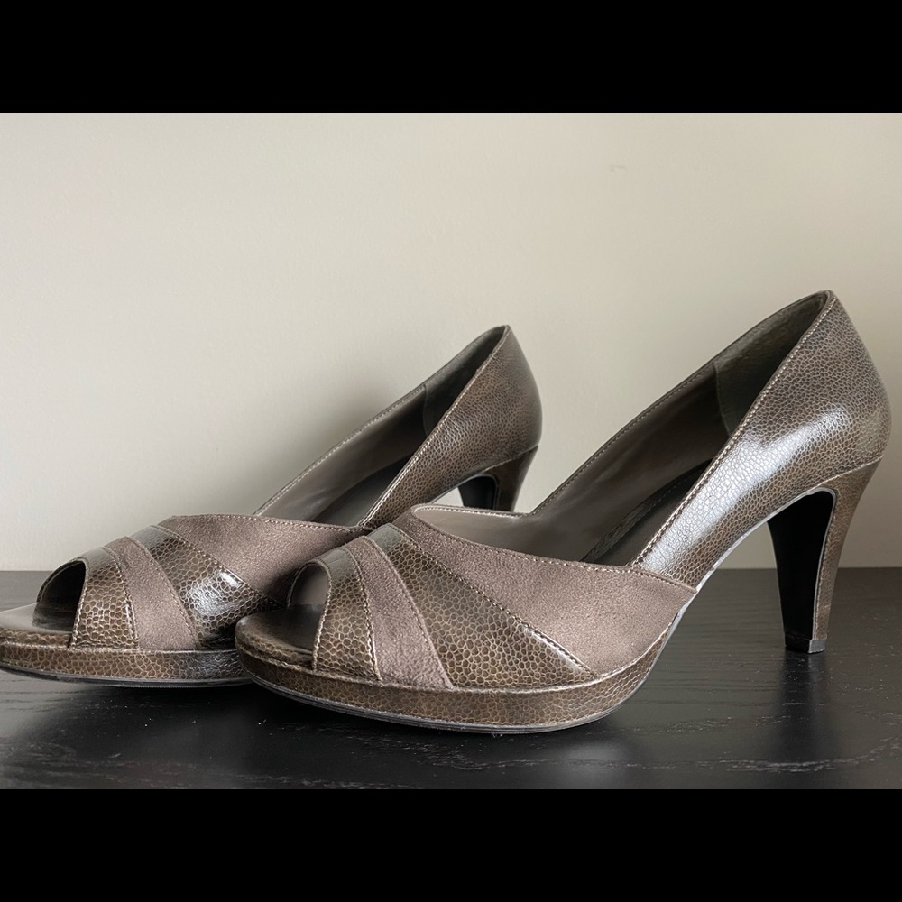 East 5th Joan Taupe Heel